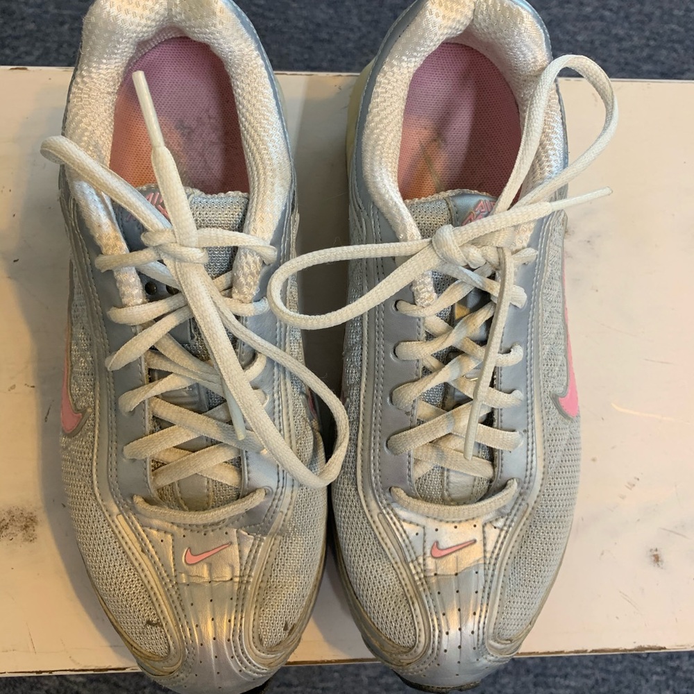 Size 6 Nike tennis shoes